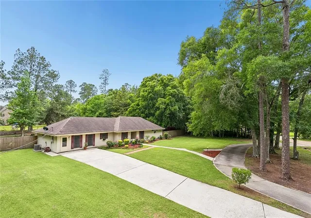 Photo 3 of Single family home for sale at 232 Chateau Dr, Slidell, LA 70460 | MLS# 2554901 | Listing updated on 2026-09-30