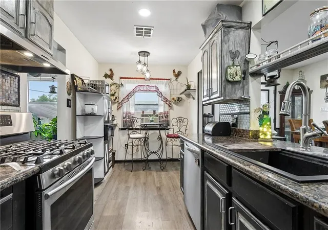 Photo 3 of Single family home for sale at 8 Colgate Pl, Kenner, LA 70065 | MLS# 2556017 | Listing updated on 2026-09-09
