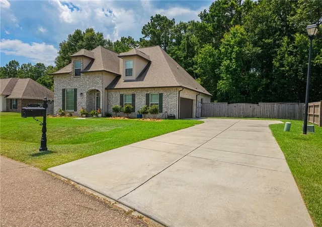 Photo 2 of Single family home for sale at 832 Lee Dr, Ponchatoula, LA 70454 | MLS# 2556392 | Listing updated on 2026-09-11