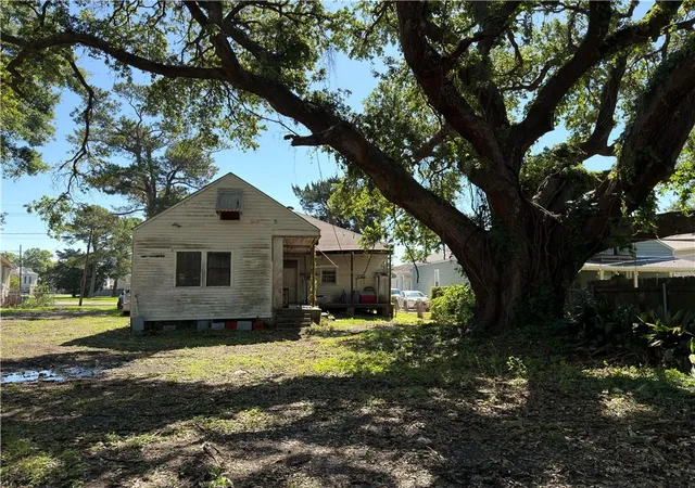 Photo 3 of Single family home for sale at 819 Madison St, Gretna, LA 70053 | MLS# 2555849 | Listing updated on 2026-10-02