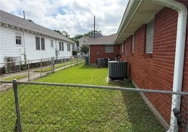 Listing Photo 5 - Condo for sale in building located at 195 97 Metairie Ct, Metairie, LA 70001