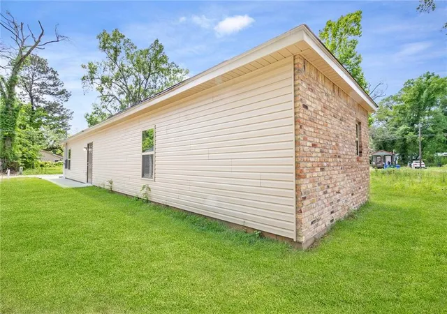Photo 3 of Single family home for sale at 105 E Stovall St, Hammond, LA 70403 | MLS# 2557925 | Listing updated on 2026-09-17