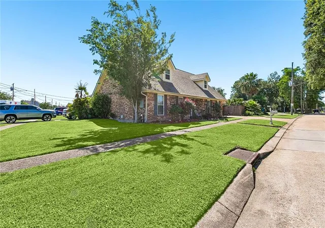 Photo 3 of Single family home for sale at 1400 Butternut Ave, Metairie, LA 70001 | MLS# 2558260 | Listing updated on 2026-09-11