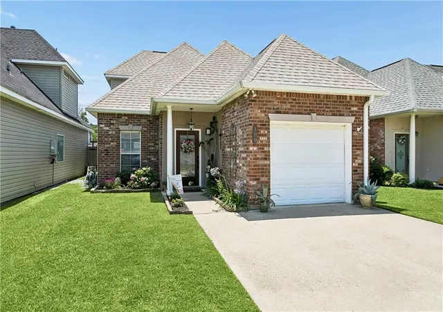 Photo 1 of Sale Pending at 189 Emerald Oaks Dr, Covington, LA 70433 | MLS# 2558420 | Listing updated on 2026-08-31