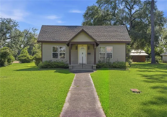 Photo 1 of Single family home for sale at 204 S 2nd Street, Ponchatoula, LA 70454 | MLS# 2557980 | Listing updated on 2026-09-10