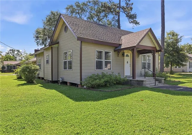 Photo 3 of Single family home for sale at 204 S 2nd Street, Ponchatoula, LA 70454 | MLS# 2557980 | Listing updated on 2026-09-10