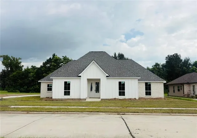 Single family home for sale at 147 River Pl Dr, Hahnville, LA 70057 | MLS# 2558814
