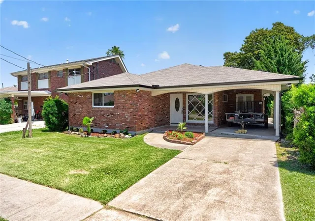 Photo 2 of Single family home for sale at 1341 Poinsettia Dr, Metairie, LA 70005 | MLS# 2559267 | Listing updated on 2026-10-06