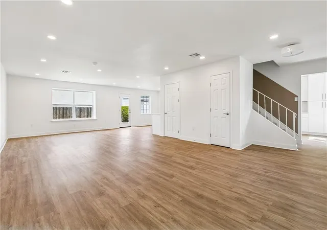 Photo 2 of Single family home for sale at 33 Antigua Dr, Kenner, LA 70065 | MLS# 2559312 | Listing updated on 2026-09-01