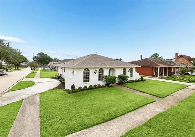 Photo 2 of Single family home for sale at 2017 Houma Blvd, Metairie, LA 70001 | MLS# 2560272 | Listing updated on 2026-10-04