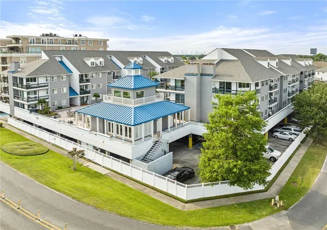 Listing Photo 1 - Condo for sale in building located at 420 Metairie Hammond Hwy, Metairie, LA 70005 - Unit #208