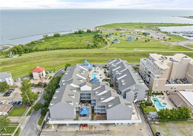 Listing Photo 2 - Condo for sale in building located at 420 Metairie Hammond Hwy, Metairie, LA 70005 - Unit #208