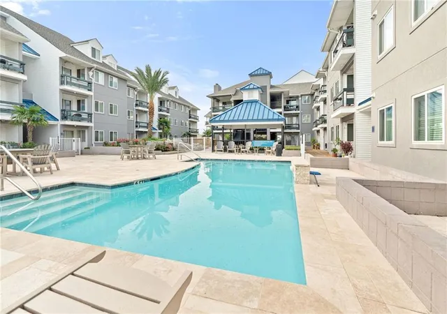 Listing Photo 5 - Condo for sale in building located at 420 Metairie Hammond Hwy, Metairie, LA 70005 - Unit #208