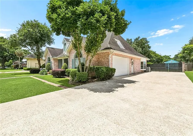 Photo 3 of Sale Pending at 304 Hawthorne St, Gretna, LA 70056 | MLS# 2559307 | Listing updated on 2026-09-22