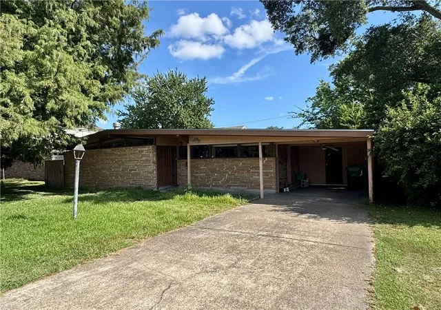 Photo 1 of Single family home for sale at 11 Laux Manor Dr, Metairie, LA 70003 | MLS# 2563366 | Listing updated on 2026-10-01