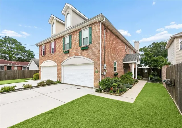 Photo 2 of Townhouse for sale at 216 Vine St, Metairie, LA 70005 | MLS# 2564324 | Listing updated on 2026-09-19