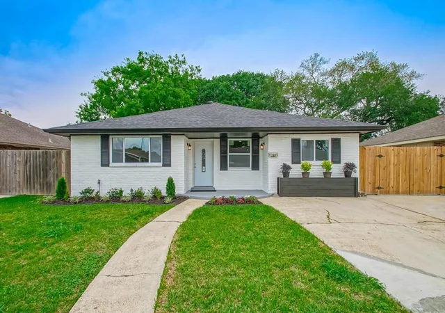 Photo 2 of Single family home for sale at 748 Grinell Pl, Terrytown, LA 70056 | MLS# 2564835 | Listing updated on 2026-09-22