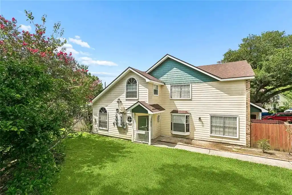 Listing Photo 1 - Condo for sale in 2002 Greenpoint Dr located at 2002 Greenpoint Dr, New Orleans, LA 70114 - Unit #2002