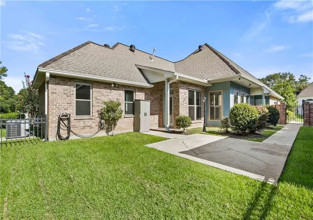 Photo 3 of Single family home for sale at 262 Lourdes Ln, Covington, LA 70435 | MLS# 2565814 | Listing updated on 2026-09-19