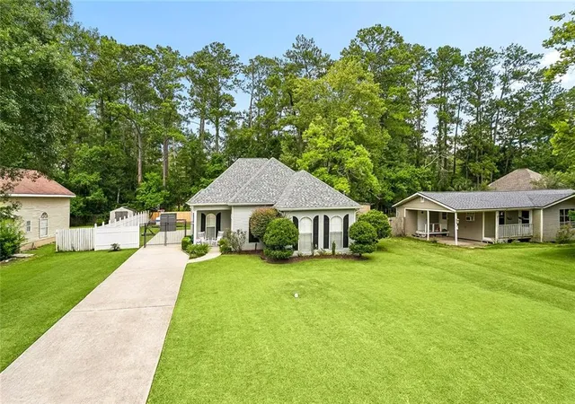 Photo 2 of Single family home for sale at 225 Highland Dr, Mandeville, LA 70471 | MLS# 2566089 | Listing updated on 2026-09-10