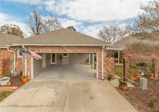 Photo 2 of Single family home for sale at 303 Garden Ln, Denham Springs, LA 70726 | MLS# 2566855 | Listing updated on 2026-09-15