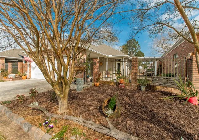 Photo 3 of Single family home for sale at 303 Garden Ln, Denham Springs, LA 70726 | MLS# 2566855 | Listing updated on 2026-09-15