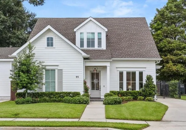 Photo 1 of Single family home for sale at 11 Metairie Ct, Metairie, LA 70001 | MLS# 2567273 | Listing updated on 2026-09-06