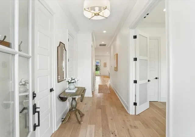 Photo 3 of Single family home for sale at 11 Metairie Ct, Metairie, LA 70001 | MLS# 2567273 | Listing updated on 2026-09-06