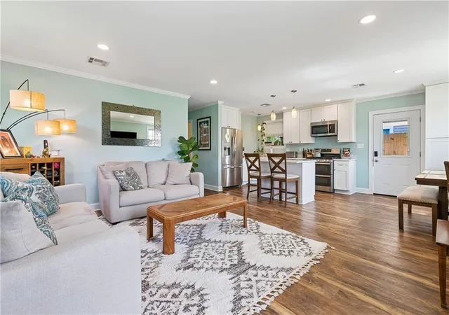 Photo 3 of Sale Pending at 284 W Shannon Ln, Harahan, LA 70123 | MLS# 2567605 | Listing updated on 2026-09-02