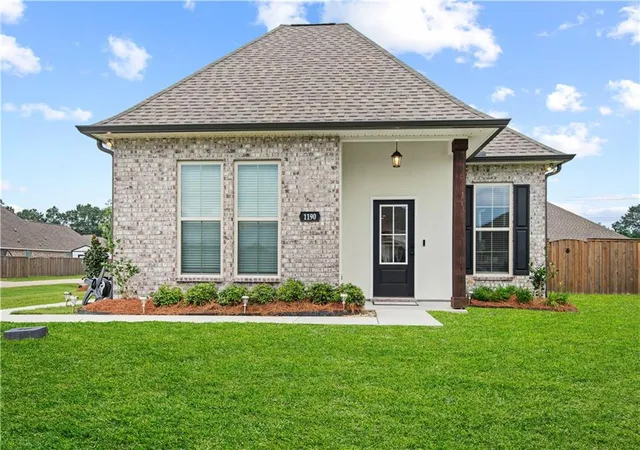Photo 2 of Single family home for sale at 1190 Barrington Dr, Covington, LA 70435 | MLS# 2567369 | Listing updated on 2026-09-09