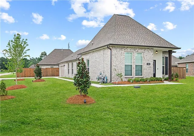 Photo 3 of Single family home for sale at 1190 Barrington Dr, Covington, LA 70435 | MLS# 2567369 | Listing updated on 2026-09-09