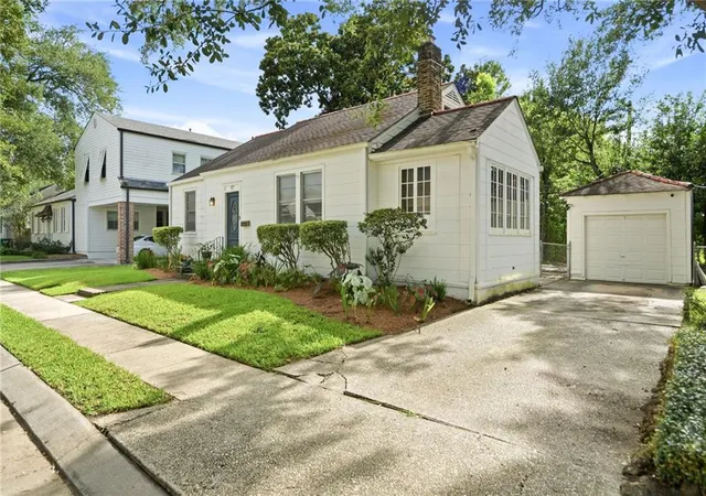 Photo 2 of Single family home for sale at 17 Beverly Garden Dr, Metairie, LA 70001 | MLS# 2567970 | Listing updated on 2026-08-30