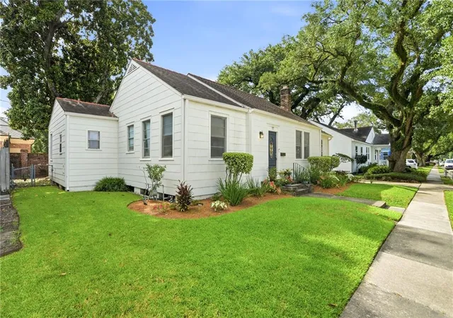 Photo 3 of Single family home for sale at 17 Beverly Garden Dr, Metairie, LA 70001 | MLS# 2567970 | Listing updated on 2026-08-30