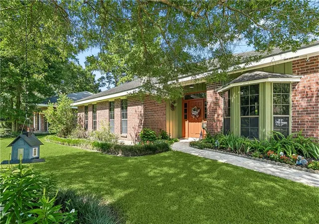 Photo 2 of Single family home for sale at 16 Cara Ct, Mandeville, LA 70471 | MLS# 2568182 | Listing updated on 2026-09-21