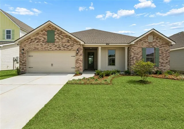 Photo 1 of Single family home for sale at 924 Laurel Oaks Dr, Westwego, LA 70094 | MLS# 2568507 | Listing updated on 2026-09-21