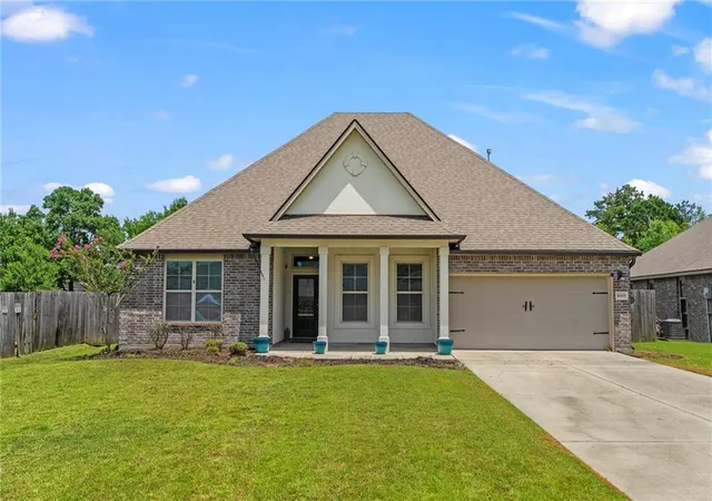 Photo 1 of Single family home for sale at 16819 Highland Hts Dr, Covington, LA 70435 | MLS# 2560133 | Listing updated on 2026-09-17