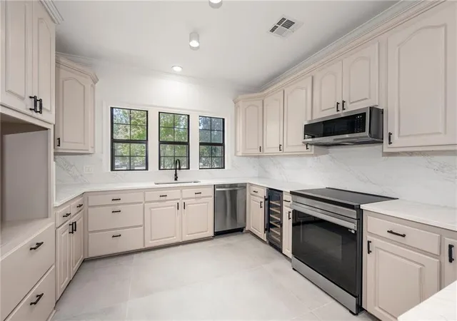 Photo 3 of Single family home for sale at 220 W Magnolia St, Ponchatoula, LA 70454 | MLS# 2568491 | Listing updated on 2026-09-21