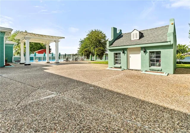 Photo 3 of Single family home for sale at 5960 Winchester Park Dr, New Orleans, LA 70128 | MLS# 2559749 | Listing updated on 2026-09-19