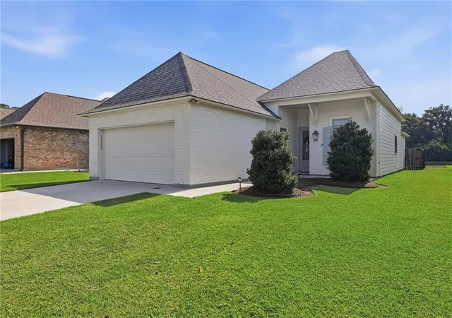 Photo 2 of Single family home for sale at 28032 Olympia Ln, Denham Springs, LA 70726 | MLS# 2570013 | Listing updated on 2026-08-30