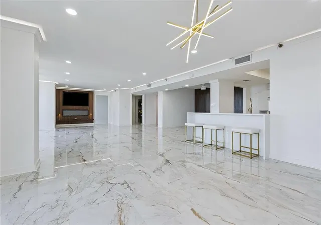 Photo 4 of Condo for sale at 300 Lake Marina Ave #15H, New Orleans, LA 70124 | MLS# 2569144 | Listing updated on 2026-09-08
