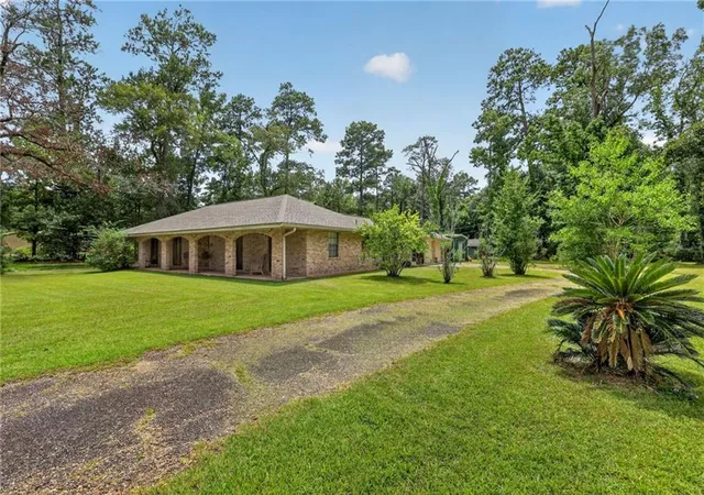 Photo 2 of Sale Pending at 41325 Crown Dr Ext, Ponchatoula, LA 70454 | MLS# 2568606 | Listing updated on 2026-09-01