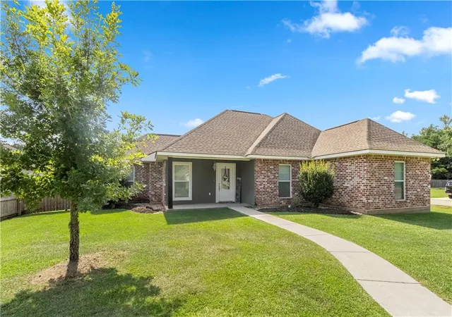 Single family home for sale at 47106 Vineyard Tr, Hammond, LA 70401 | MLS# 2570017