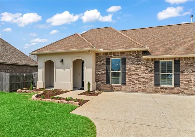 Photo 4 of Single family home for sale at 869 Capistrano Ct, Covington, LA 70433 | MLS# 2569203 | Listing updated on 2026-09-03