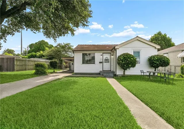 Photo 1 of Multi family home for sale at 300 Pasadena Ave, Metairie, LA 70001 | MLS# 2568799 | Listing updated on 2026-09-22
