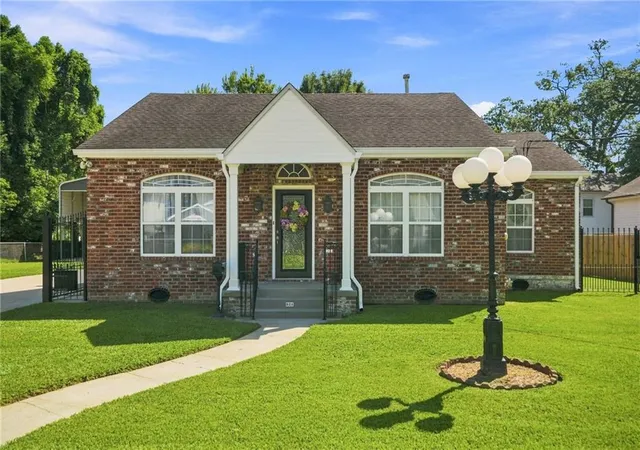 Photo 1 of Sale Pending at 321 Newman Ave, Jefferson, LA 70121 | MLS# 2570597 | Listing updated on 2026-08-31