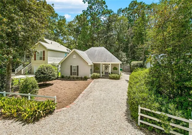 Photo 2 of Single family home for sale at 319 W 6th Avenue, Covington, LA 70433 | MLS# 2568820 | Listing updated on 2026-09-09