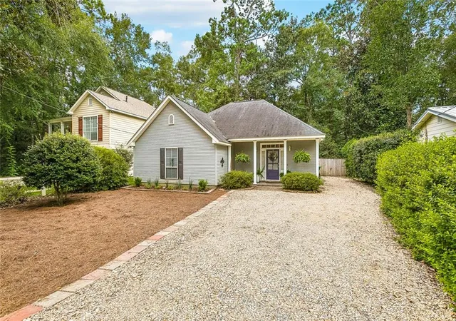 Photo 3 of Single family home for sale at 319 W 6th Avenue, Covington, LA 70433 | MLS# 2568820 | Listing updated on 2026-09-09