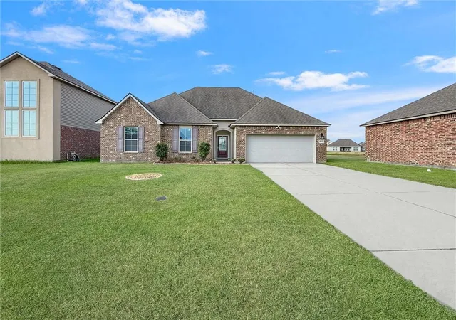 Photo 1 of Single family home for sale at 824 Lakeshore Village Dr, Slidell, LA 70461 | MLS# 2570438 | Listing updated on 2026-10-05