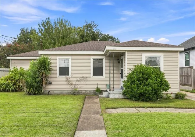 Photo 1 of Single family home for sale at 1504 Center St, Arabi, LA 70032 | MLS# 2569835 | Listing updated on 2026-10-04