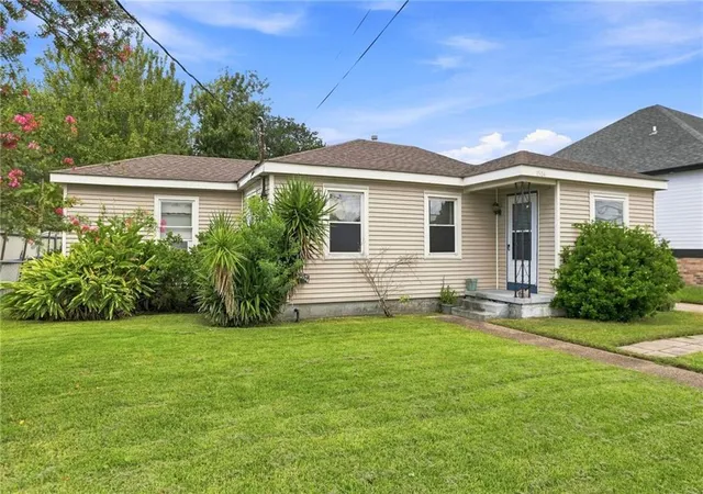 Photo 2 of Single family home for sale at 1504 Center St, Arabi, LA 70032 | MLS# 2569835 | Listing updated on 2026-10-04